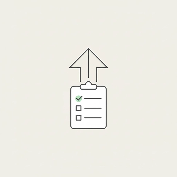 تعهد شخصی به رشد: چک‌لیست کوچک با تیک به‌عنوان نماد پیگیری و ثبات