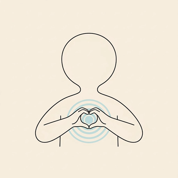 کودکی با ژست دست به شکل قلب و ریتم تنفس آرام؛ نماد پیوند شادی پایدار با سلامت قلب
