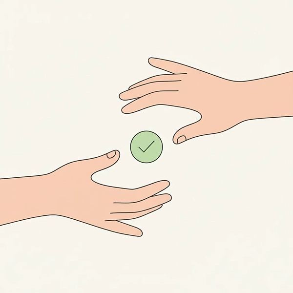 نماد ترمیم رابطه پس از انتقاد: دو دست نزدیک و تیک کوچک برای توافق