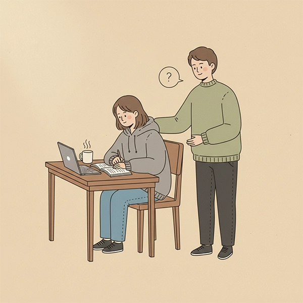 نوجوان در حال انجام تکالیف و لمس کوتاه و محترمانهٔ شانه توسط والد با پرسش از رضایت